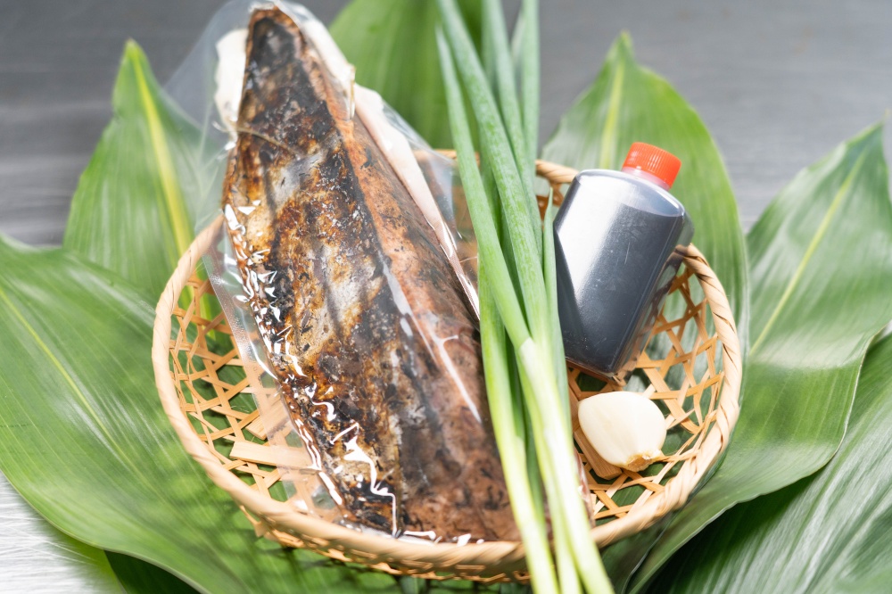 一本釣り土佐久礼かつおの藁焼きタタキ（旬凍）